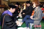 韩国大学洗足仪式 韩国釜山校长教授为学生洗脚