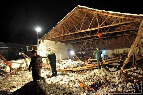 礼堂被积雪压塌