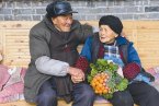 百岁老人的情人节 老人用蔬菜做花束送妻子