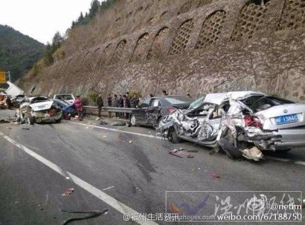 多辆轿车被撞扁