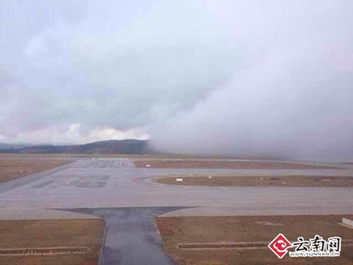 跑道上出现壮观云墙