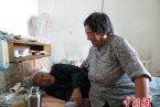 阿婆照顾瘫痪丈夫40年 爱是陪伴与责任