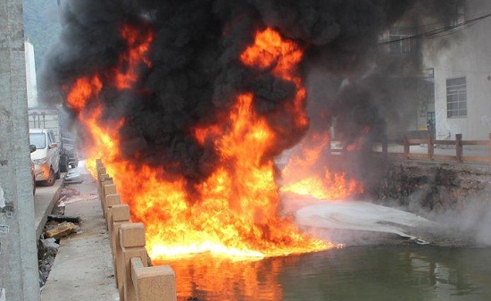 温州瓯海一河道河面着火 烧焦路边车辆