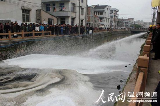 温州瓯海郭溪梅屿河河面起火