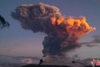 厄瓜多尔火山喷发图片 一座活火山喷10千米高烟柱