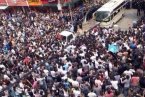 温州苍南菜市场城管打人 上千群众围困打人者伤者已