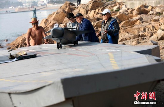 老人自造微缩航母试水