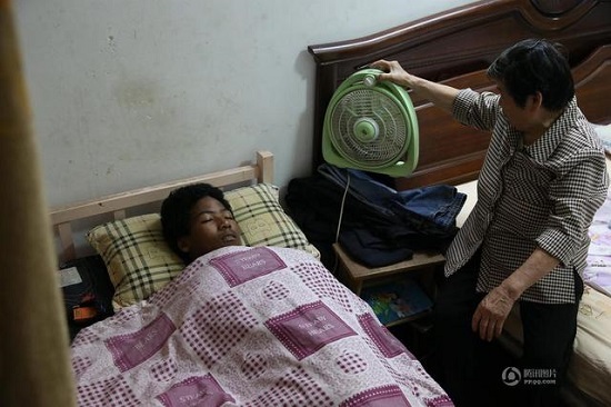 上海老太收养黑人弃婴 14年后终于上了户口