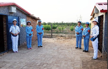 农场员工穿红军装上班