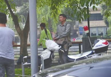 刘德华剧组工作人员和围观群众冲突