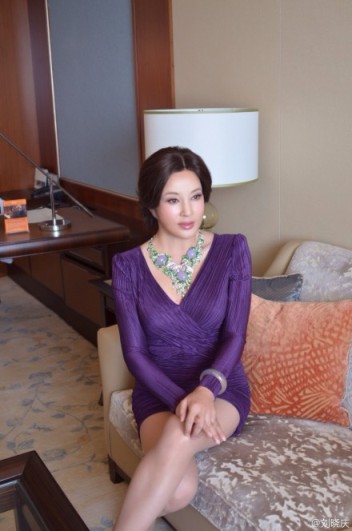 刘晓庆晒美腿照