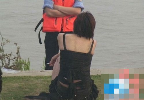南京女子跳江被救家人扇民警耳光