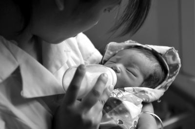 护士在给7天大的弃婴喂奶时眼噙泪水