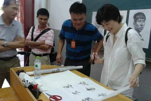 林青霞现身中学做演讲秀书法