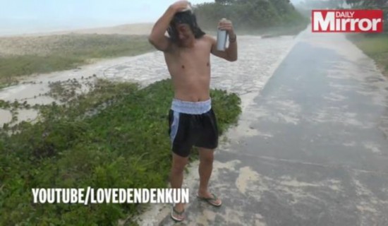 日本男子台风里面洗澡