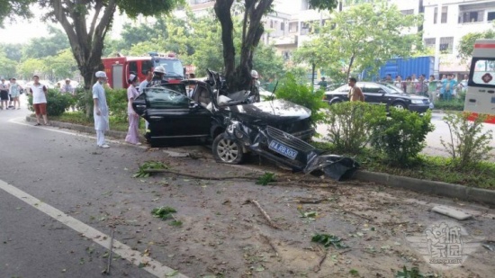 增城荔城大道车祸