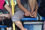 大妈公交上用刀削脚指甲 表情销魂不忍直视