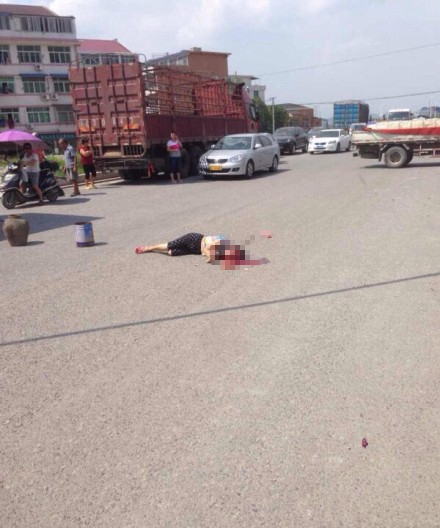 温州瓯海潘桥车祸现场 妇女当场死亡