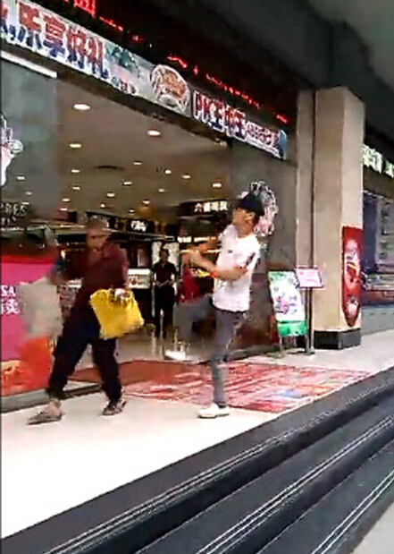 男子闹市暴打乞讨老人