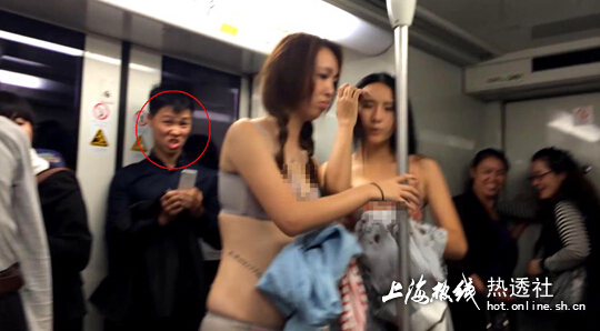 上海地铁妙龄女当众脱衣
