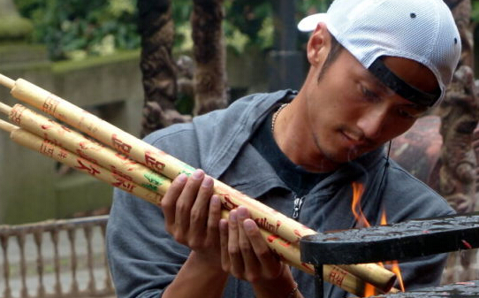 传年底王菲带谢霆锋飞印度拜佛