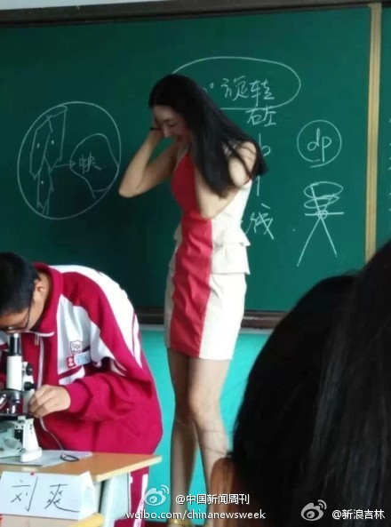 中学生物女老师照片