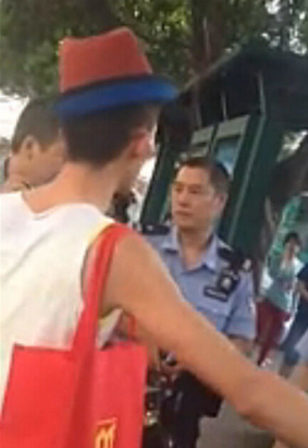 深圳两男子当街吵架