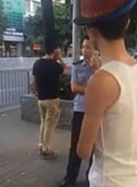 深圳两男子当街吵架