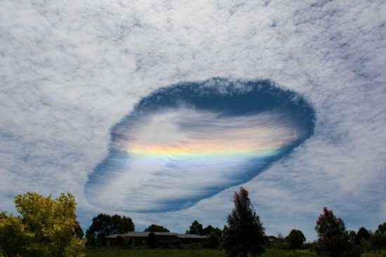 维多利亚现罕见巨型雨幡洞云