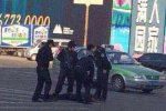 青岛枪战视频 城阳街头特警和劫匪发生枪战