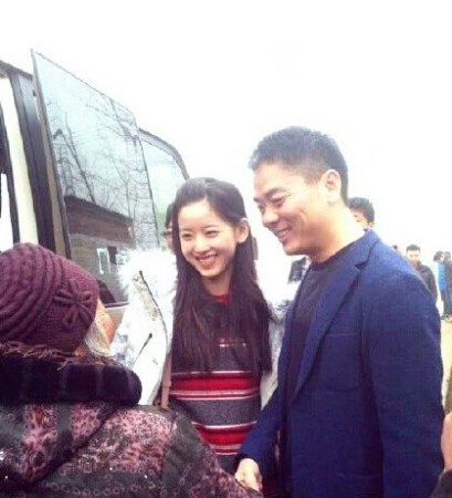 刘强东发钱,刘强东带老婆奶茶妹妹回老家发钱。