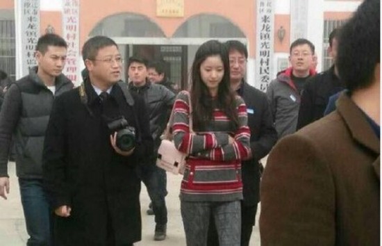 刘强东发钱,刘强东带老婆奶茶妹妹回老家发钱。