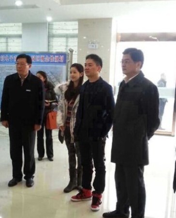 刘强东发钱,刘强东带老婆奶茶妹妹回老家发钱。