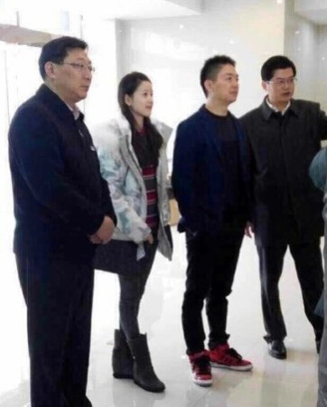 刘强东发钱,刘强东带老婆奶茶妹妹回老家发钱。