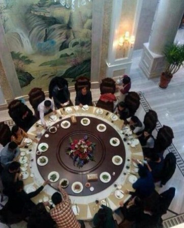 刘强东发钱,刘强东带老婆奶茶妹妹回老家发钱。