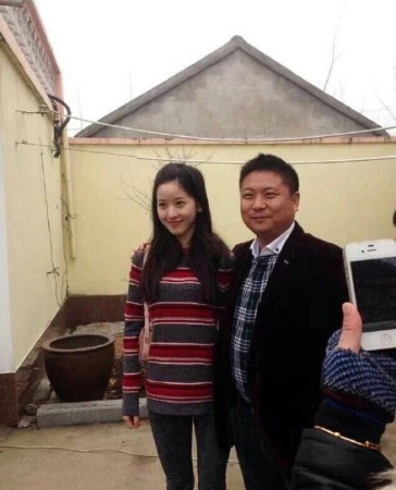 刘强东发钱,刘强东带老婆奶茶妹妹回老家发钱。