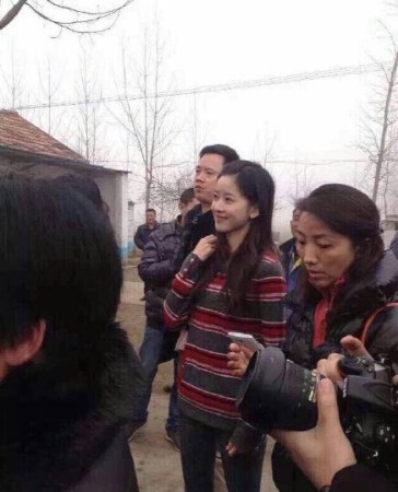 刘强东发钱,刘强东带老婆奶茶妹妹回老家发钱。