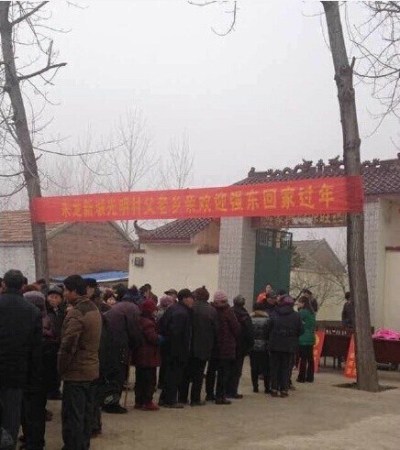 刘强东发钱,刘强东带老婆奶茶妹妹回老家发钱。