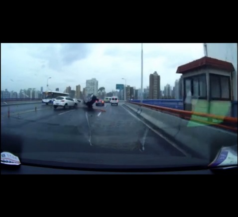 南浦大桥车祸视频截图