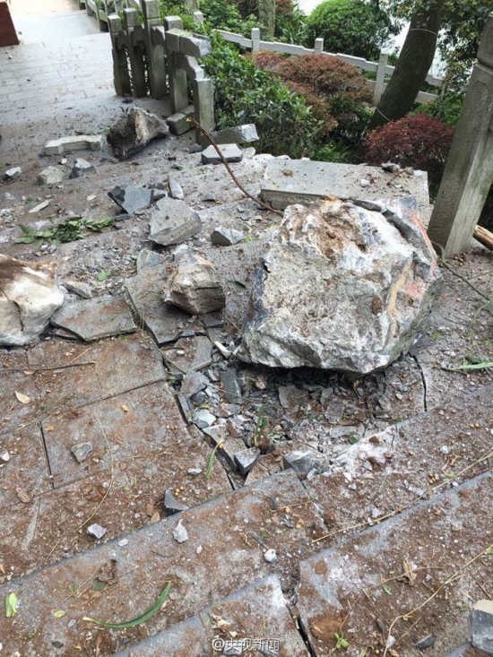 桂林木龙湖景区滚石击中游客事故现场