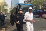 老外公交车上撒尿 南京公交车上一名老外撒尿疑似失