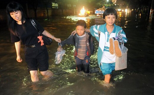 广州遭暴雨突袭多地水浸街