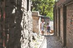 揭秘北京乞丐村 地铁乞丐扮残疾在北京买两套房