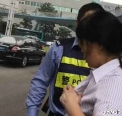 女子自解衣扣称交警非礼