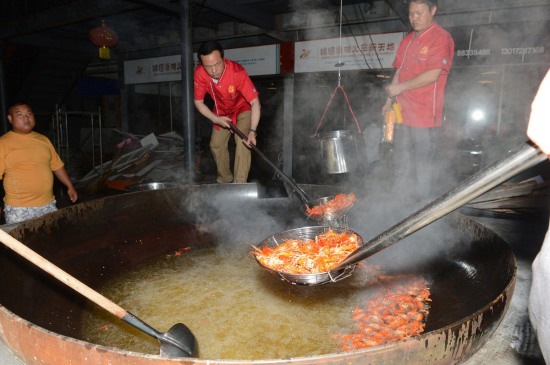 厨师爆炒千斤小龙虾