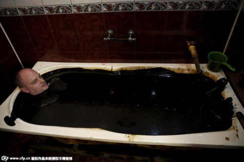 阿塞拜疆巴库,民众在纳夫塔兰医疗中心洗“石油浴”