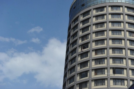 女子带2岁女儿跳楼闹离婚