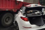 南京一轿车遭削顶 轿车和货车相撞致3死