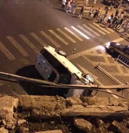 路虎冲下国贸桥