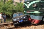 泉州火车撞上汽车无人员伤亡